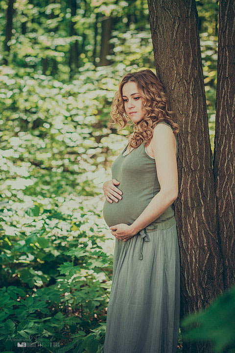 Беременная девушка на природе