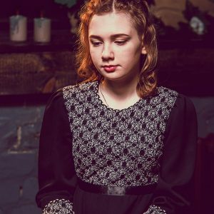 девушка ждет свеого парня- кадр из фотосессии