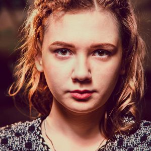 портрет девушки с растрепанной прической в студии