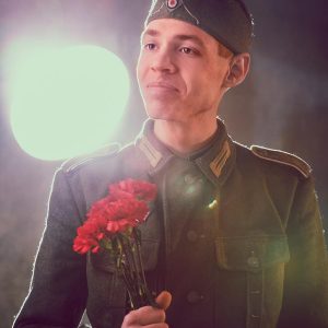 немецций солдат дарит девушке букет цветов