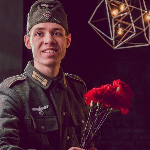 солдат армии Ве́рмахта с букетом гвоздик