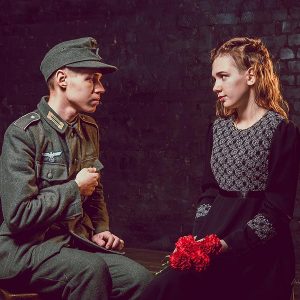 немецкий военный подарил своей девушке букет цветов