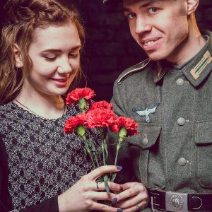 немецкий солдат вместе с девушкой