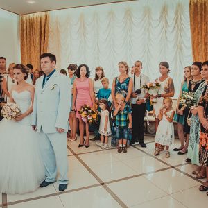 родственники и гости в ЗАГСе