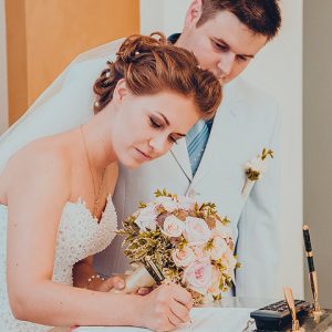 подписи в журнале ЗАГСа на свадьбе