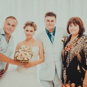 молодожены с родителями - обязательная фотография на свадьбе