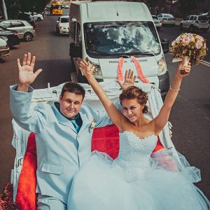 как жених с невестой ехали по городу на карете