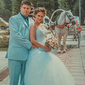 карета на свадьбе - портрет молодоженов