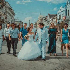 прогулка гостей на свадьбе с молодоженами