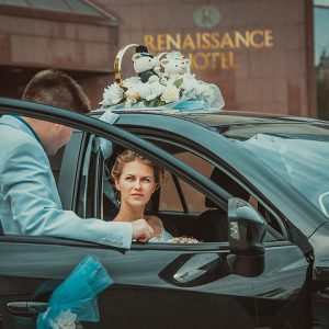 жених встречает невесту у отеля