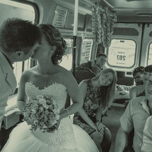 свадебный репортаж - жених целует невесту - эпатаж