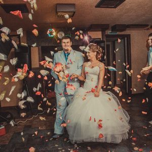 жених и невеста входят в банкетный зал