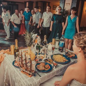 свадебный банкет с гостями