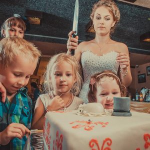 свадебный банкет - невеста режет торт