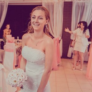 невеста бросает букет - подружки невесты, фотограф