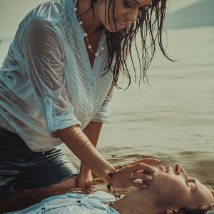 lovestory_07 девушка спасает парня - фотосессия love story