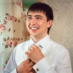 свадебная фотография- сборы жениха