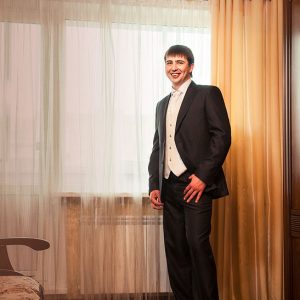 счастливый жених - свадебный фотограф