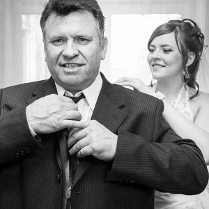 невеста любовно заботится об отце на сборах