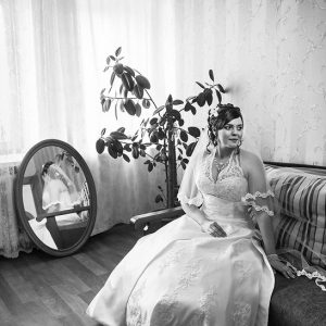 невеста в ожидании жениха - профессиональный фотограф