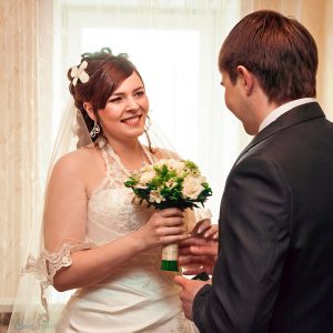 эмоциональная встреча жениха и невесты на свадьбе