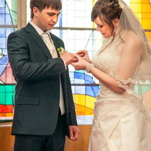 невеста одевает кольцо жениху на свадебной церемонии