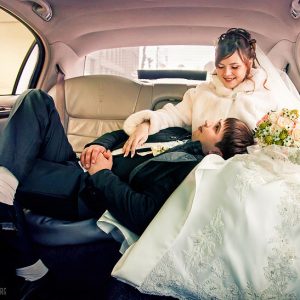 транзитный кадр в свадебной серии- жених и невеста в лимузине