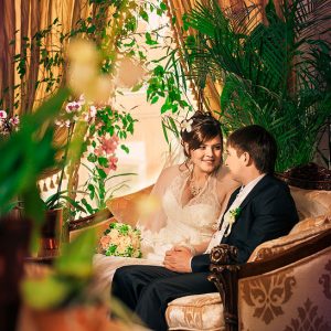 свадебная прогулка жениха и невесты в интерьере