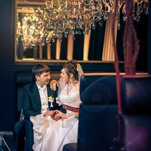 красивые свадебные фотографии свадебной пары в интерьере