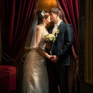 страстный свадебный поцелуй жениха и невесты - съемка свадьбы в Самаре