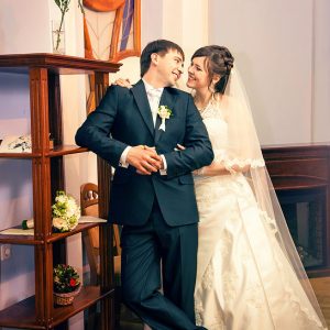 свадебная пара - жених и невеста улыбаются