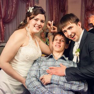 необычное фото с друзьями жениха и невесты