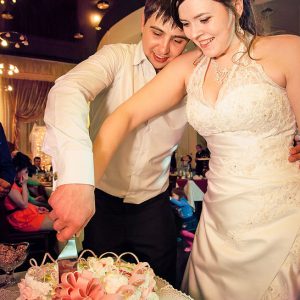 заключительный момент на свадьбе - торт!