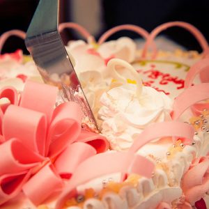 самарский свадебный фотограф - разрезание торта